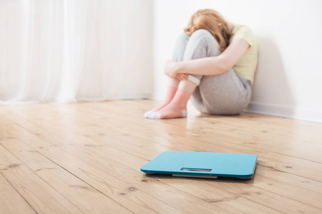 Laut einer aktuellen Untersuchung wurde im Jahr 2021 bei jugendlichen Mädchen 14 Mal häufiger eine Magersucht diagnostiziert als bei Jungen. / Foto: Getty Images/Maya23K