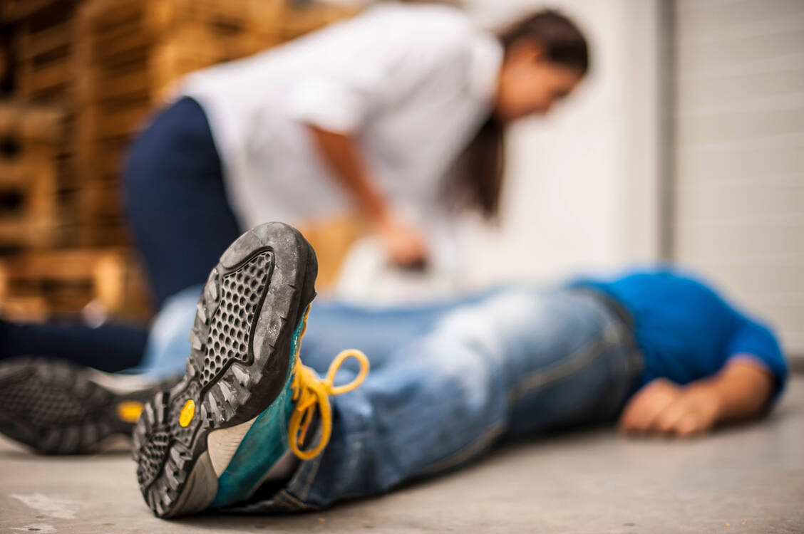 Gut jeder Dritte erlebt im Lauf seines Lebens mindestens einen Ohnmachtsanfall. Das Bewusstsein kehrt dabei nach kurzer Zeit wieder zurück. / Foto: Adobe Stock/pixelaway