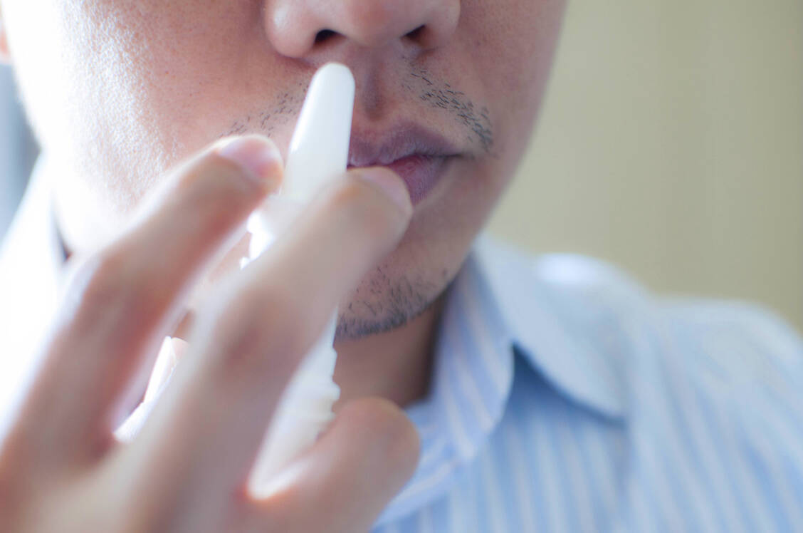 Ein eigentlich wirkstofffreies Nasenspray wirkte in einer Studie stärker schmerzlindernd, wenn es als Nebenwirkung ein Brennen in der Nase verursachte. / Foto: Getty Images/Karl Tapales (Symbolbild)
