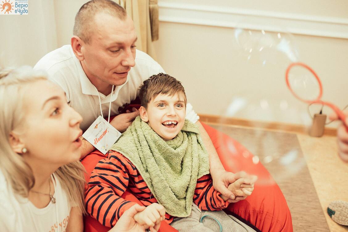 Kleines Spiel, große Freude: Die schwerkranken Kinder, die vom ambulanten Hospizdienst in Kaliningrad  betreut werden, brauchen eine gute medizinische Versorgung und die Kraft sich zu freuen. Apotheker Helfen unterstützt das Hospizteam dabei.  / Foto: Foto: Projekt Anna - Kinderhilfe Kaliningrad