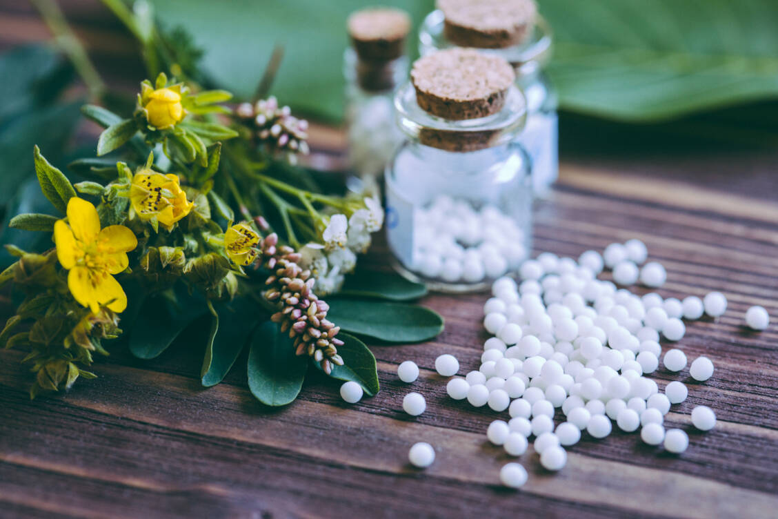 Laut einer Forsa-Umfrage hat mehr als jeder Zweite Erfahrung mit Homöopathie. Dabei nutzen Frauen und Akademiker homöopathische Mittel überdurchschnittlich häufig.  / Foto: Shutterstock/polya_olya