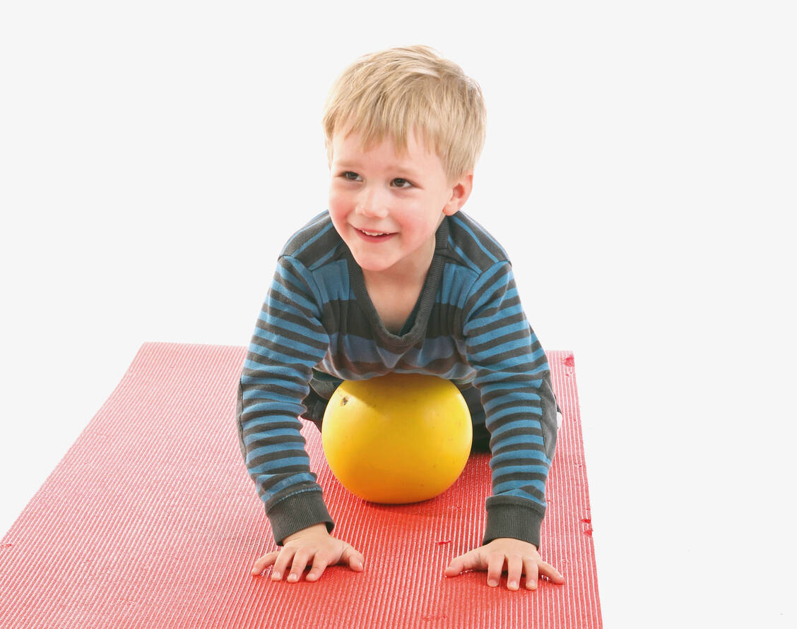Die Physiotherapie hilft den Kindern, ihre Gelenke beweglich zu halten und die Muskeln zu stärken. / Foto: Fotolia/shootingankauf