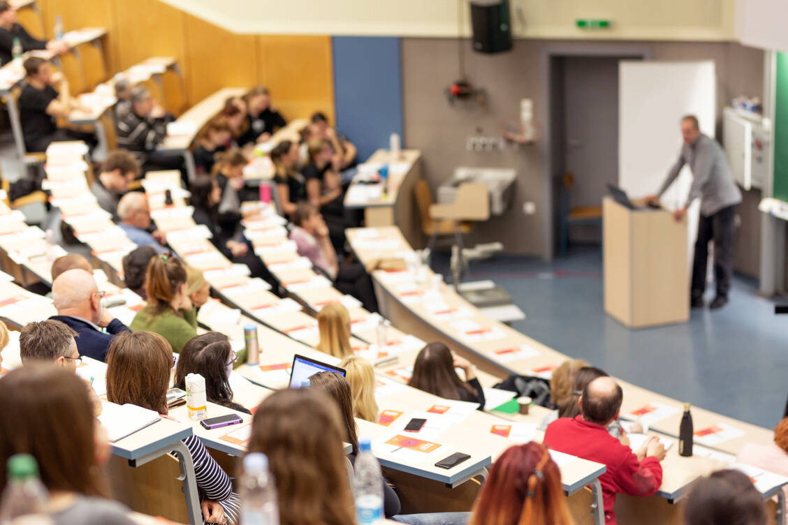 Die Basis für ein zukunftsfähiges Pharmaziestudium muss weiterhin ein starkes naturwissenschaftliches Fundament sein, dennoch braucht es mehr patientenorientierte Inhalte. / © Adobe Stock/kasto