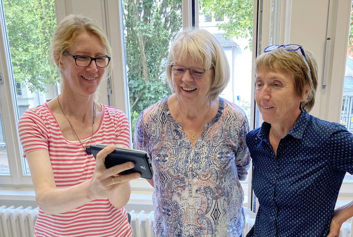 Die neue Organisations-App »Infodoq Mobile« ist eine wertvolle Unterstützung für die Mitarbeiter in selbstverwalteten Demenz-Wohngemeinschaften. / Foto: Breuerstiftung