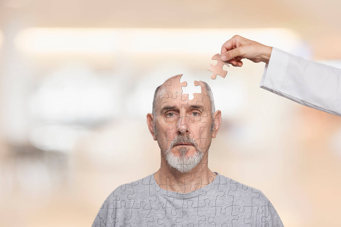 Für die Alzheimer-Behandlung fehlen nach wie vor wichtige Puzzleteile. / Foto: Getty Images/John Lund/Blend Images LLC
