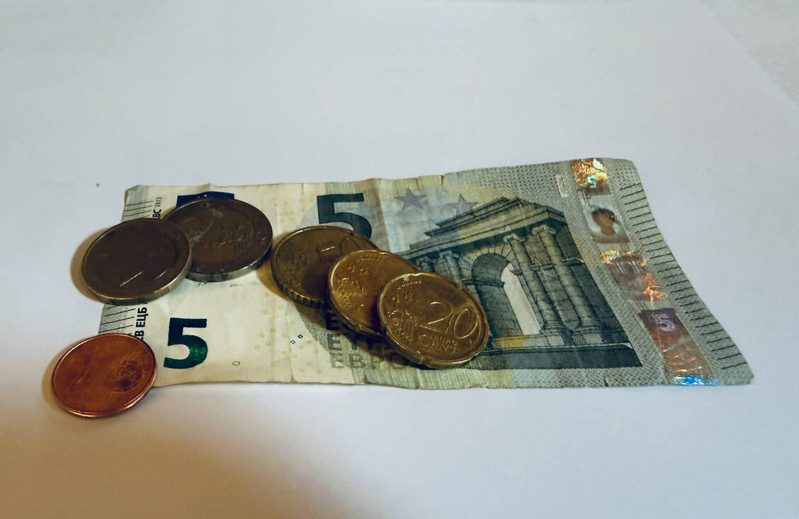 Die Honorarerhöhung soll kommen – allerdings schrittweise, wie die PZ erfuhr. Eine erste Erhöhung auf 8,92 Euro ist demnach für diesen Juli geplant. / © PZ
