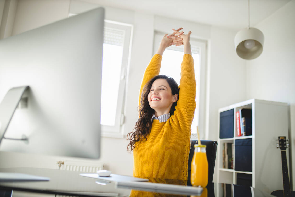 Tipp für Büro oder Homeoffice: Jede Stunde einmal aufstehen und kurz bewegen. / Foto: Getty Images/DjordjeDjurdjevic