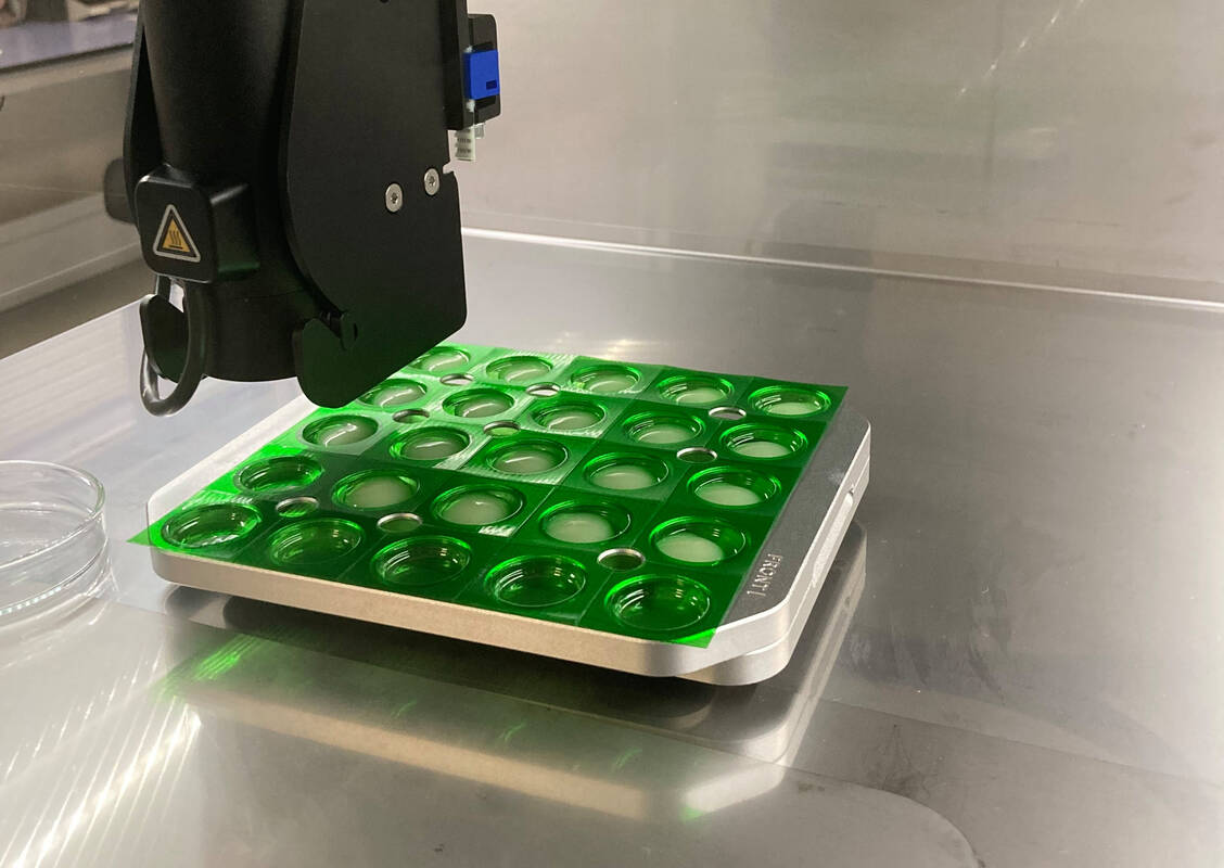 Der 3D-Drucker stellt innerhalb eines Vorgangs 25 Tabletten her. / © Klinikum Oldenburg/Kim Green