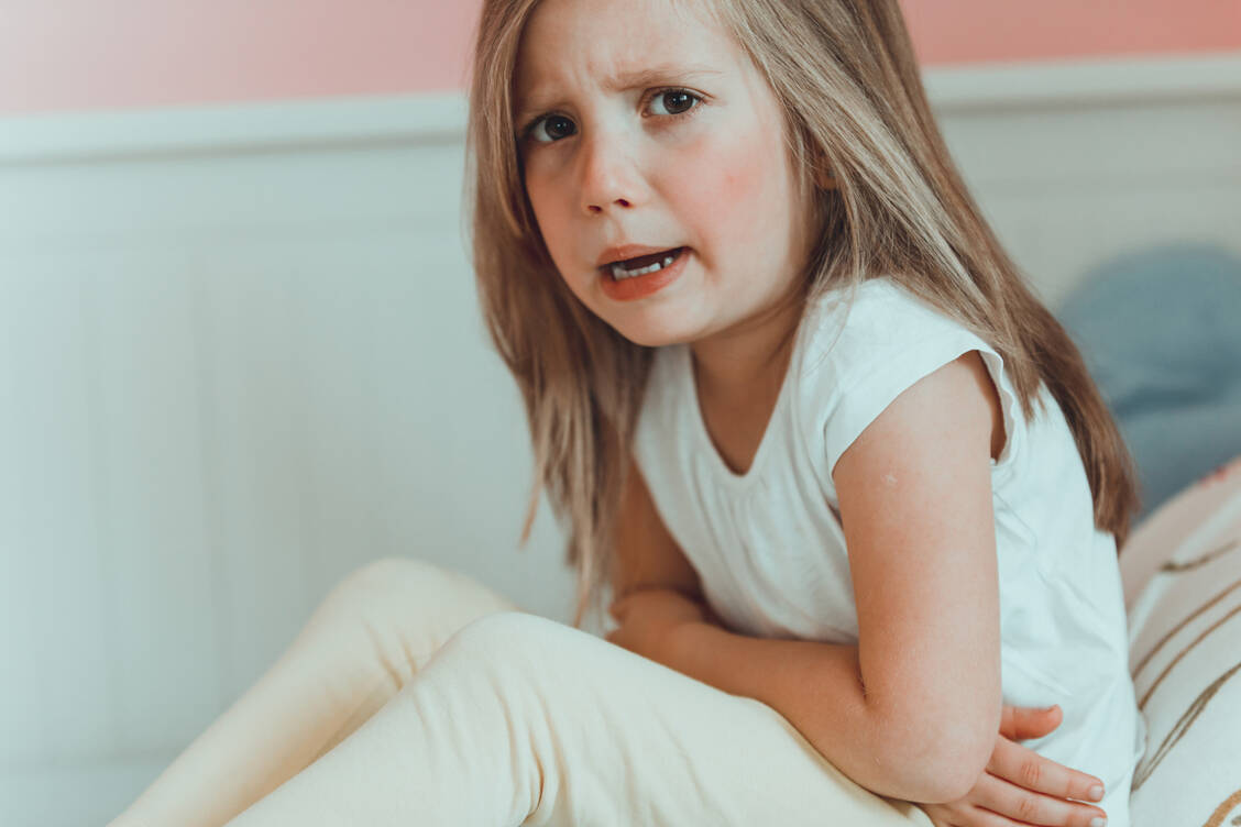 Von funktionellen, chronischen Bauchschmerzen bei Kindern spricht man, wenn die Schmerzen länger als zwei Monate bestehen, mindestens einmal pro Woche auftreten und sich nicht durch eine strukturelle oder biochemische Erkrankung erklären lassen. / Foto: Getty Images/Agnieszka Marcinska/EyeEm