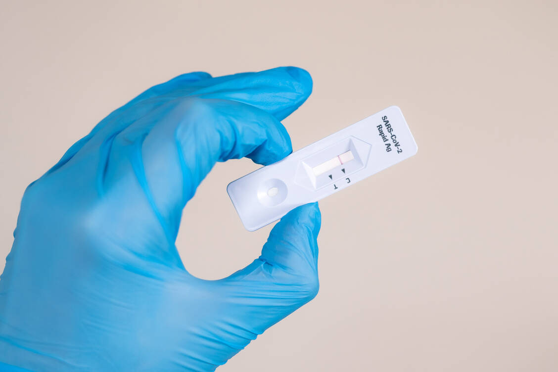 Künftig sollen qualitativ hochwertige Schnelltests, die von geschultem Personal durchgeführt werden, ausreichen, um eine Covid-19-Infektion offiziell zu bestätigen. / Foto: Adobe Stock/Daniel Beckemeier