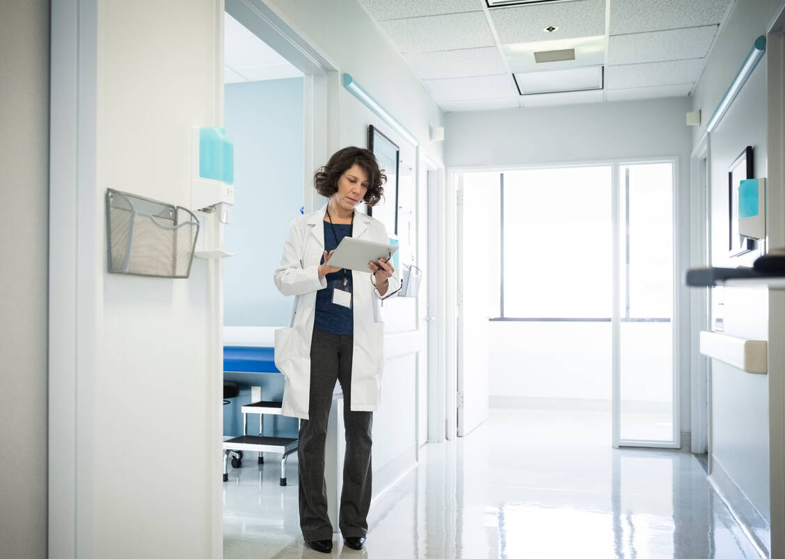 Was steht der Digitalisierung des Medikationsprozesses in Kliniken im Weg? Darüber sprachen Krankenhausapothekerinnen und -apotheker beim ADKA-Kongress. / Foto: Getty Images/The Good Brigade