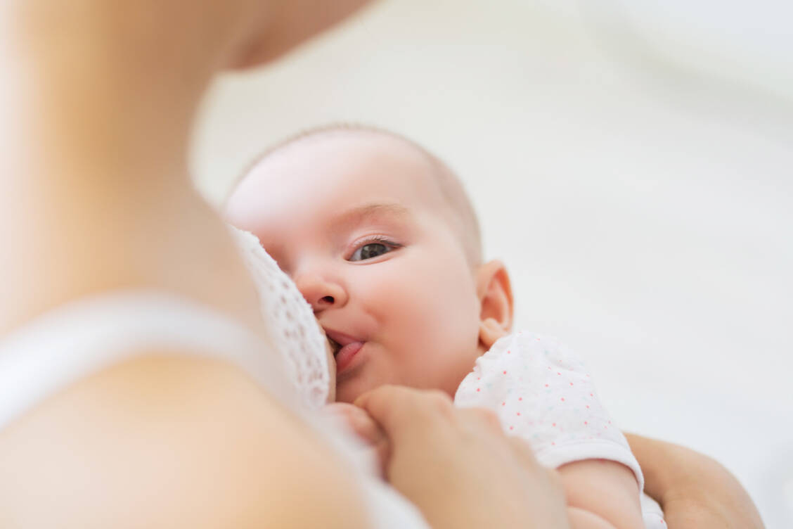 Bestimmte Inhaltsstoffe der Muttermilch unterstützen die Entwicklung des kindlichen Immunsystems.  / Foto: Adobe Stock/Alik Mulikov