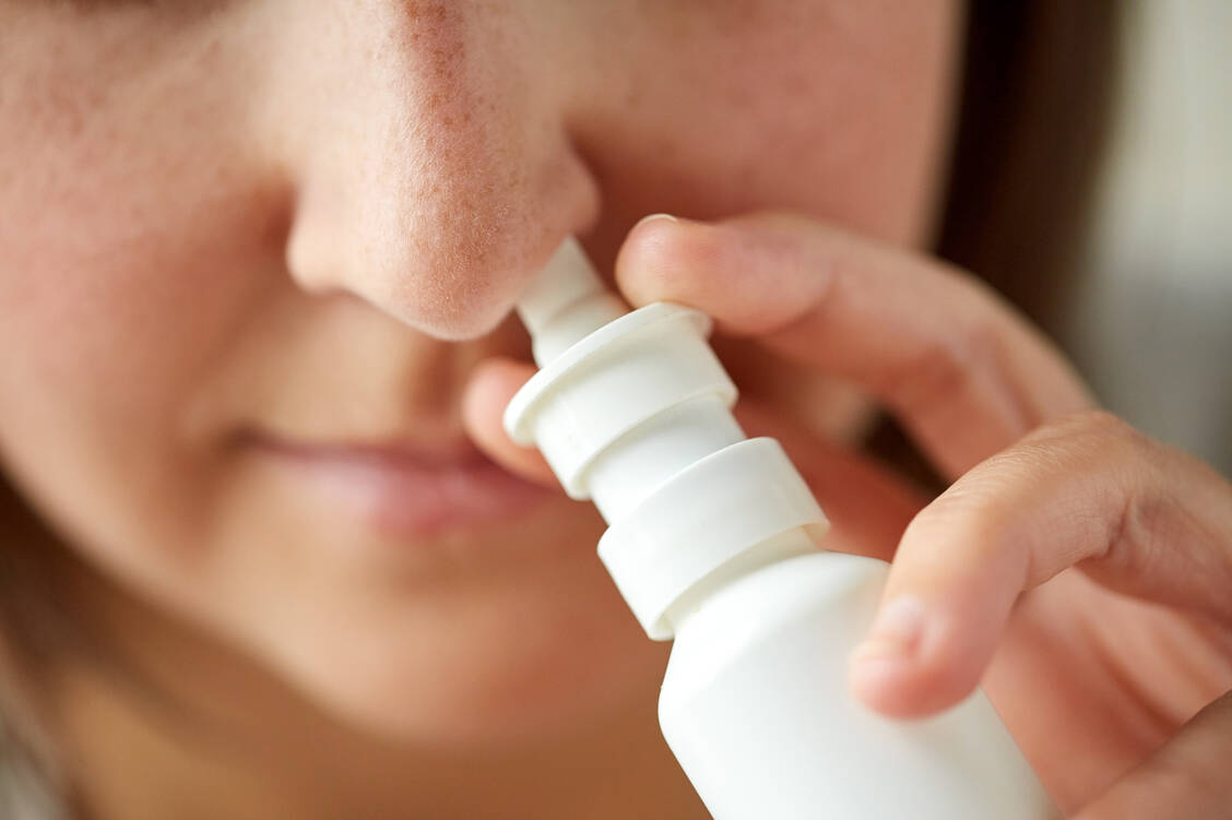 An Nasensprays, die vor Coronainfektionen schützen sollen, wird weltweit gearbeitet. Einzelne Präparate sind schon in der klinischen Entwicklung. / Foto: Adobe Stock/Lev Dolgachov