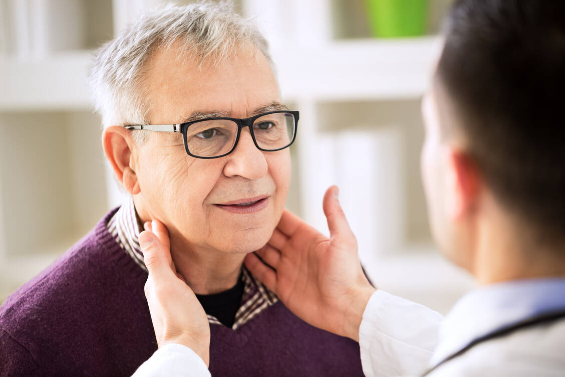 B-Zell-Lymphome verursachen oft erst spät Beschwerden. Ein wichtiges Symptom sind geschwollene Lymphknoten. / Foto: Adobe Stock/didesign