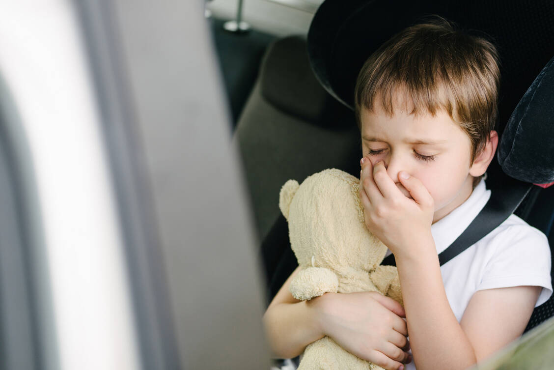 So manche Anreise mit dem Auto bedarf mehrerer ungeplanter Stopps: Vor allem Kinder leiden unter Übelkeit und Erbrechen.  / Foto: Adobe Stock/Daniel Jedzura