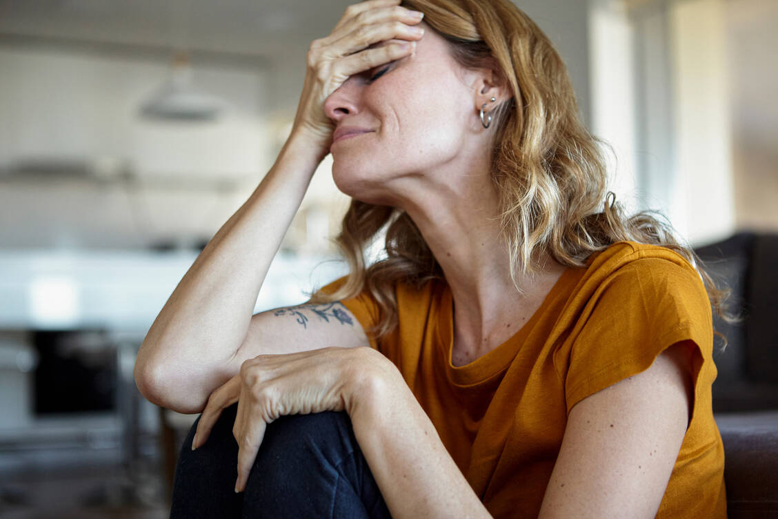 Immer mehr Menschen können aufgrund von Depressionen, Anpassungs- oder Angststörungen nicht zur Arbeit. / Foto: Getty Images/Mindful Media