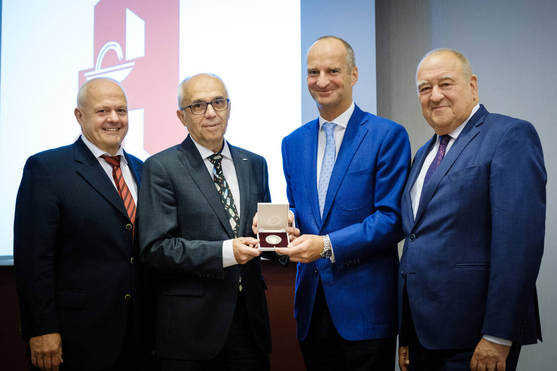 Geehrt: Rainer Bienfait (2.v.l) erhält für seine Verdienste für die deutsche Apothekerschaft die Hans-Meyer-Medaille.  / Foto: ABDA/André Wagenzik