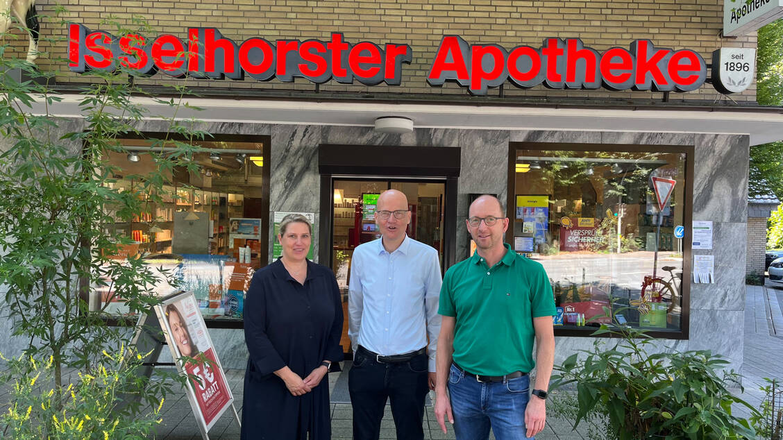 Kreisvertrauensapothekerin Claudia Scherrer, der CDU-Bundestagsabgeordnete Ralph Brinkhaus und Sven Buttler, Vorsitzender der Bezirksgruppe Gütersloh des Apothekerverbands Westfalen-Lippe (v.l.n.r.), diskutierten über die geplante Apothekenreform. / Foto: Isselhorster Apotheke
