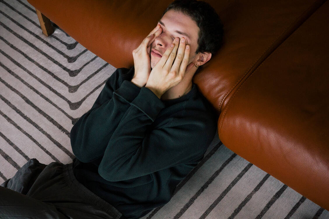 Erschöpfung, Belastungsintoleranz und Konzentrationsschwierigkeiten: Häufige Symptome des sogenannten Post-Vac-Syndroms ähneln stark denen eines Long-Covid-Syndroms. / © Getty Images/Maskot