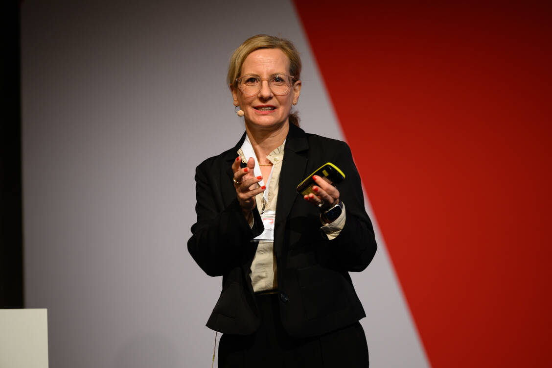 Über verschiedenste arzneimittelbezogene Probleme in der Geriatrie referierte Ina Richling beim WLAT. / © AKWL/Michael C. Möller