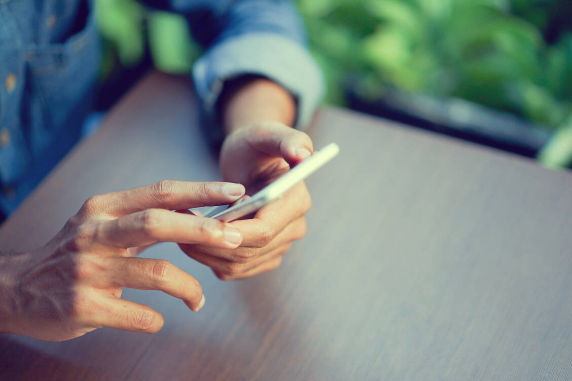 Die geplante Handy-App soll mit Hilfe von Bluetooth die Kontakte von Covid-10-Infizierten aufspüren und warnen. / Foto: Adobe Stock/chinnarach