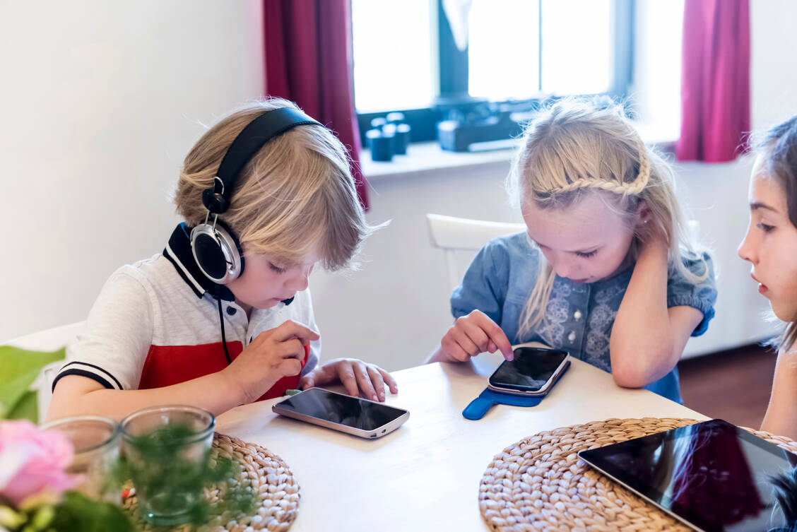 Wenn Kinder täglich mehrere Stunden auf Handy oder Tablet schauen, fördert das die Entwicklung von Kurzsichtigkeit. Das kindliche Auge passt sich anatomisch an die Herausforderung »Nahsehen« an. / © Adobe Stock/Westend61