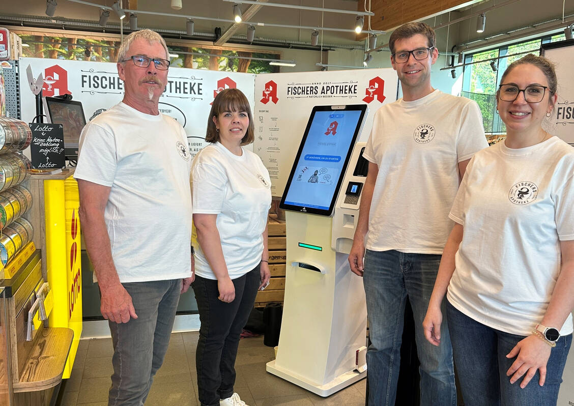 Der Arzneimittel-Terminal im Edeka des Örtchens Rieseby ist laut Initiator Matthias Fischer (2. von rechts) der verlängerte Arm seiner Apotheke in Schleswig. Mit kleinen Einschränkungen. Mit auf dem Bild das Apotheken-Team von Fischers Apotheke: (von links nach rechts) Carsten Staack, Gönke Thode und Christine Hartmann. / © Fischers Apotheke