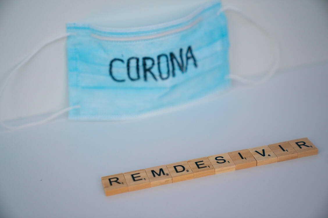 In Studien hat Remdesivir vor allem zeigen können, die Krankheitsdauer bei Covid-19 zu verkürzen. Bahnbrechende Auswirkungen auf die Mortalität wurden bislang noch nicht nachgewiesen. / Foto: picture alliance / Flashpic | Jens Krick