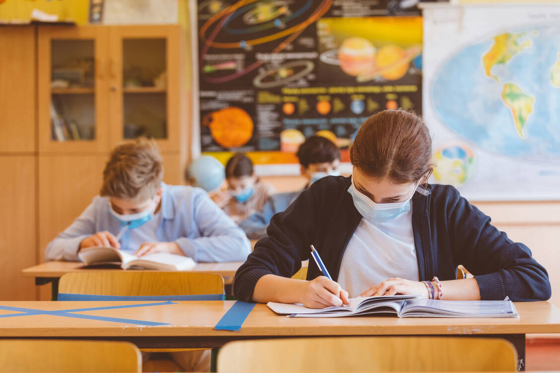 In den meisten Bundesländern müssen Schüler ab der fünften Klasse außerhalb der Unterrichtsräume auf dem Schulgelände Masken tragen, in NRW beispielsweise sogar während des Unterrichts. / Foto: Getty Images/izusek