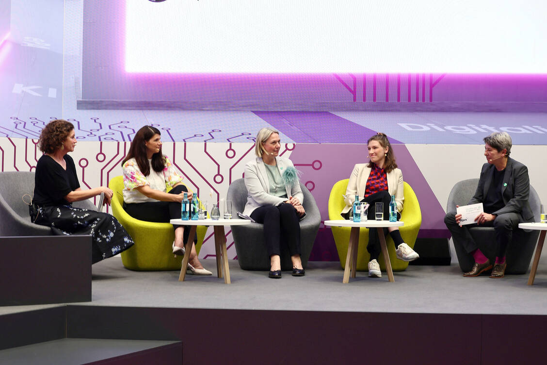 Welche Rolle die geschlechtersensible Perspektive in der Arzneimitteltherapie spielt, diskutierten Cornelia Wanke, Anja Konhäuser, Anja Klauke, Tilly Duderstadt und die Professorin Clarissa Kurscheid (v.l.n.r.). / © PZ/Alois Müller