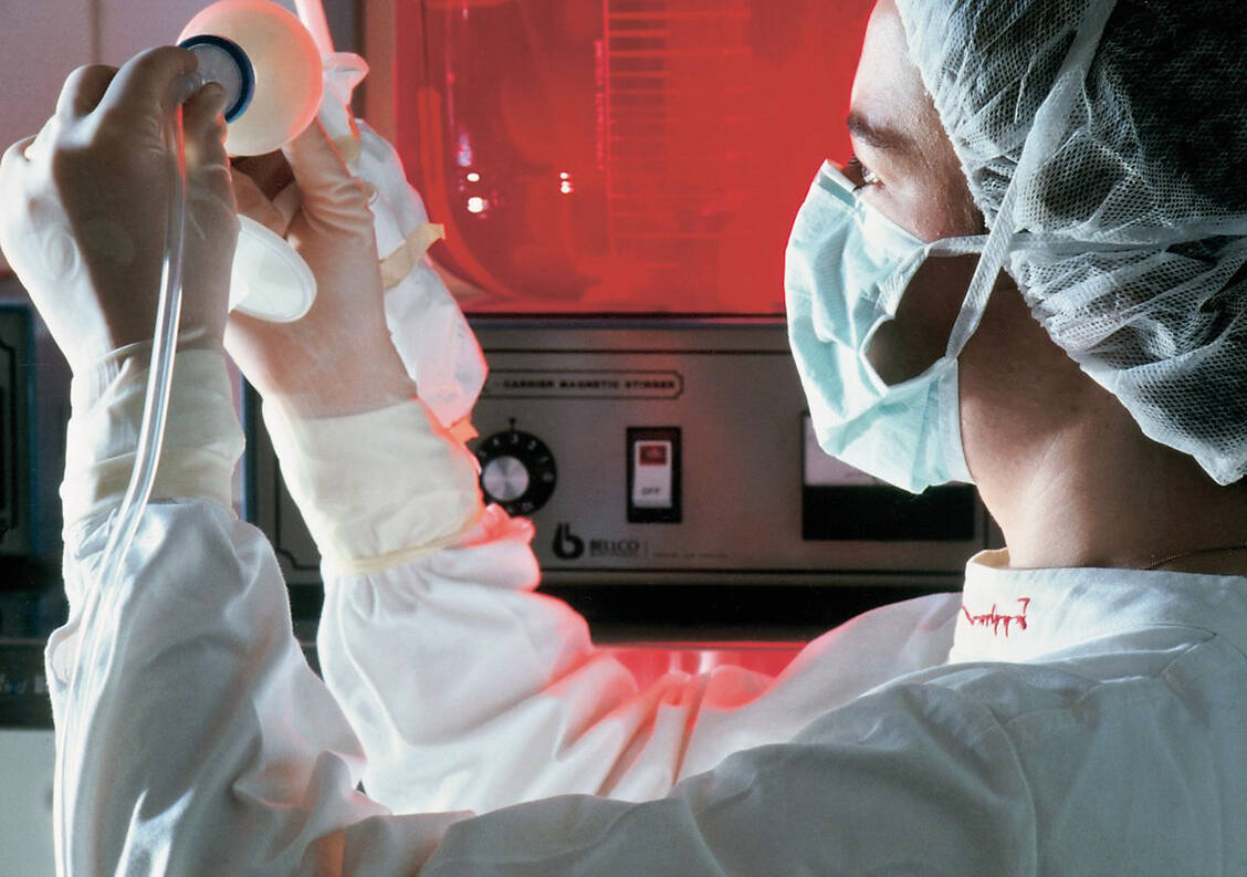 Biopharmazeutisch hergestellte Arzneimittel sind aufwändig in der Produktion. Dementsprechend kosten sie mehr als herkömmlich produzierte Medikamente. / Foto: Boehringer Ingelheim