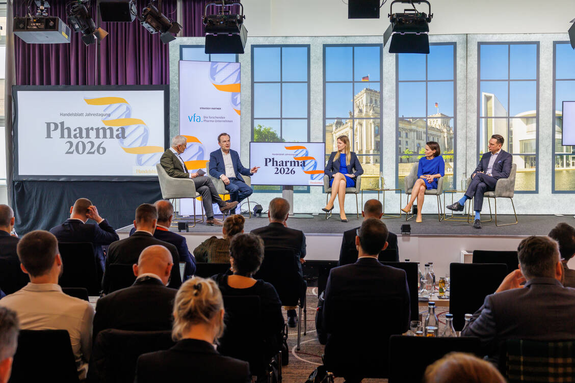 Gerd Wirtz, Jens Südekum, Christiane Bardroff, Dorothee Brakmann und Marc P. Philipp (v.l.n.r.) sprachen über die Lage der Pharmaindustrie.  / © Dietmar Gust