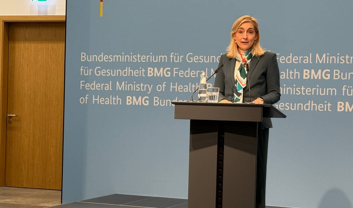 Bundesgesundheitsministerin Nina Warken (CDU) will die Digitalisierung im Gesundheitswesen vorantreiben und hat dabei auch die anhaltenden E-Rezept-Ausfälle im Blick. / © PZ