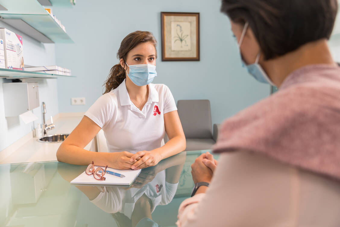 Hämorrhoidalleiden sind ein Tabuthema, auch in der Apotheke. Manchen Patienten hilft es, wenn eine diskrete Beratung in einem separaten Raum angeboten wird.  / Foto: ABDA