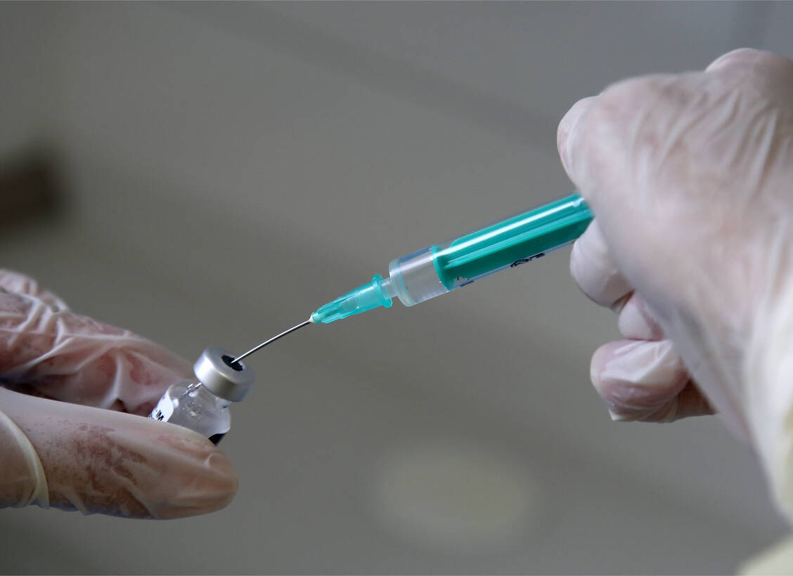 In Arztpraxen in Berlin und Sachsen soll es schon bald keine Priorisierung mehr für Coronavirus-Impfstoffe geben. / Foto: imago images/Wilhelm Mierendorf