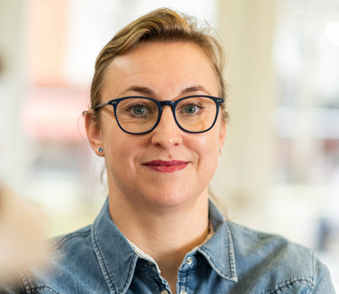 Die Streichung von Cannabisblüten aus dem Leistungskatalog der Gesetzlichen Krankenversicherung (GKV) nütze nur den Interessen von Big Pharma und gefährde die Versorgung Schwerkranker, so Melanie Dolfen, Inhaberin der Bezirks-Apotheken in Berlin.  / © privat