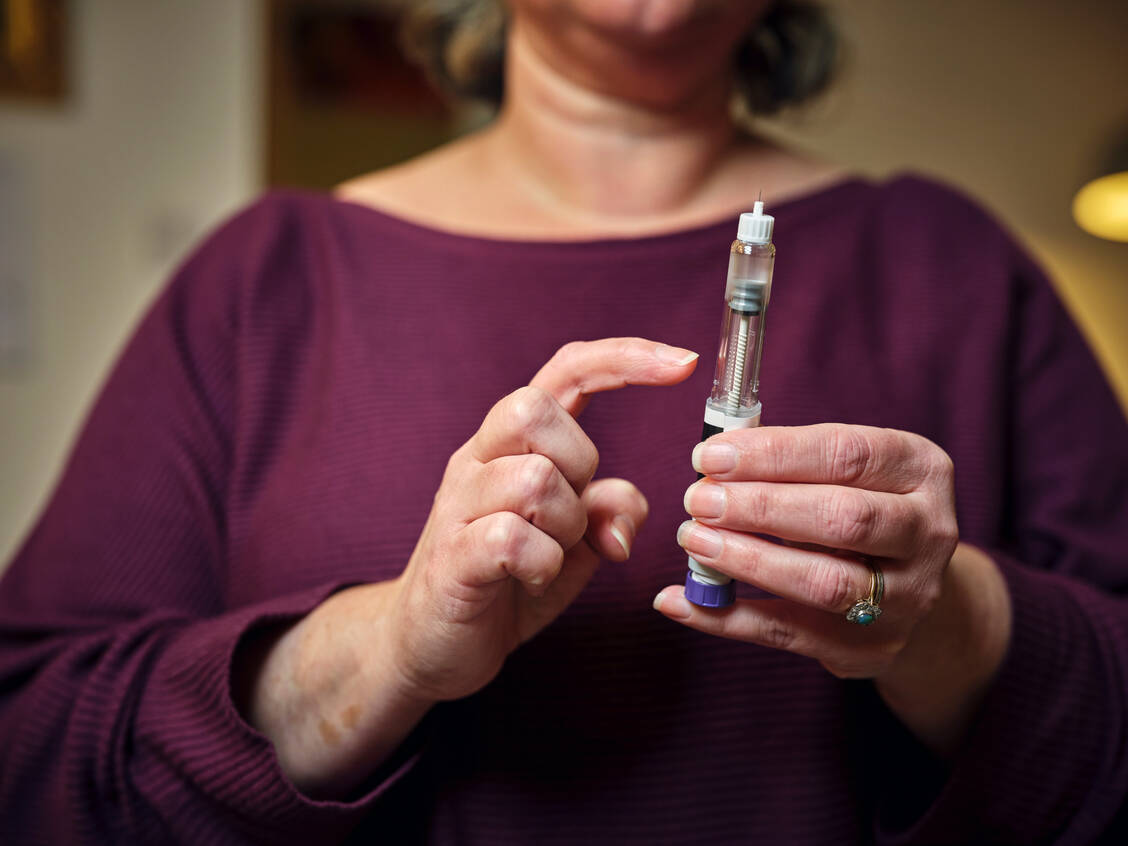 Von Biosimilars darf man eine vergleichbare pharmakologische Wirkung erwarten wie vom Referenzmittel – allerdings kann sich die Handhabung deutlich unterscheiden. Das sorgt für erhöhten Beratungsdarf. / © Getty Images/Jon Challicom