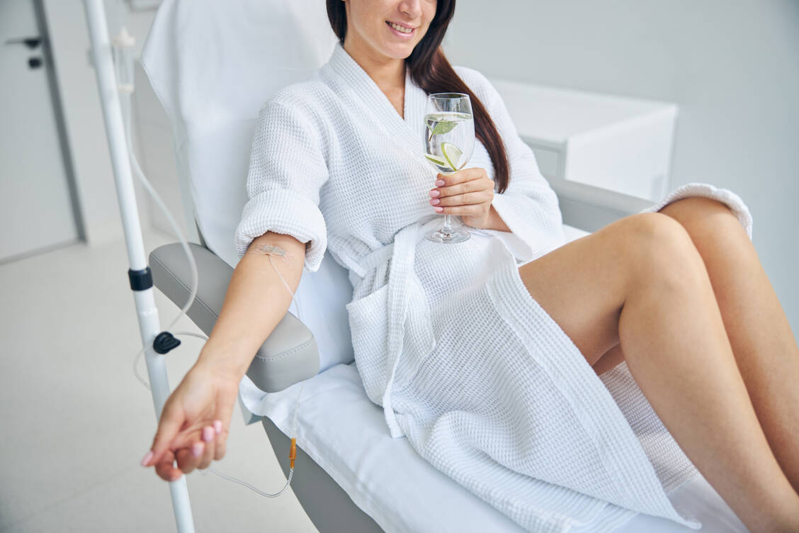 Eine medizinische Wirkung von Drip-Spa-Infusionen ist nicht belegt, dafür gibt es aber eine Reihe von Risiken. / © GettyImages/yacobchuk