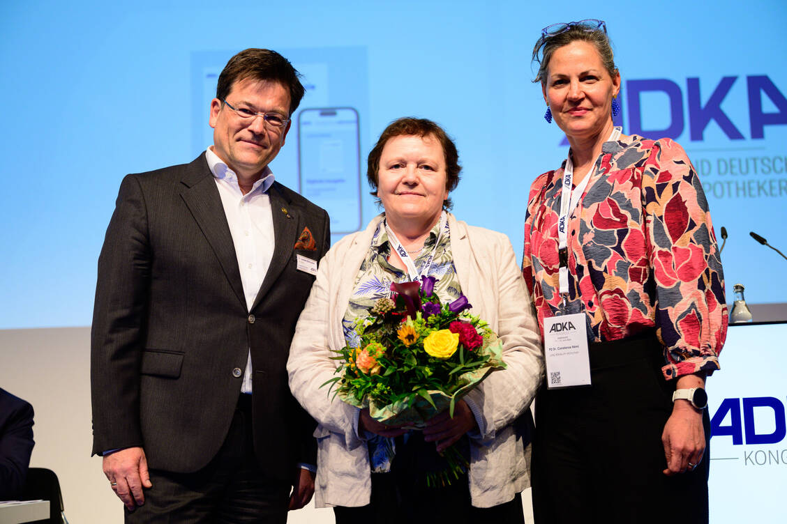 ADKA-Präsident Dr. Jochen Schnurrer, Dr. Heike Oberpichler-Schwenk und Constanze Rémi (v. l.). / © Avoxa/Matthias Merz