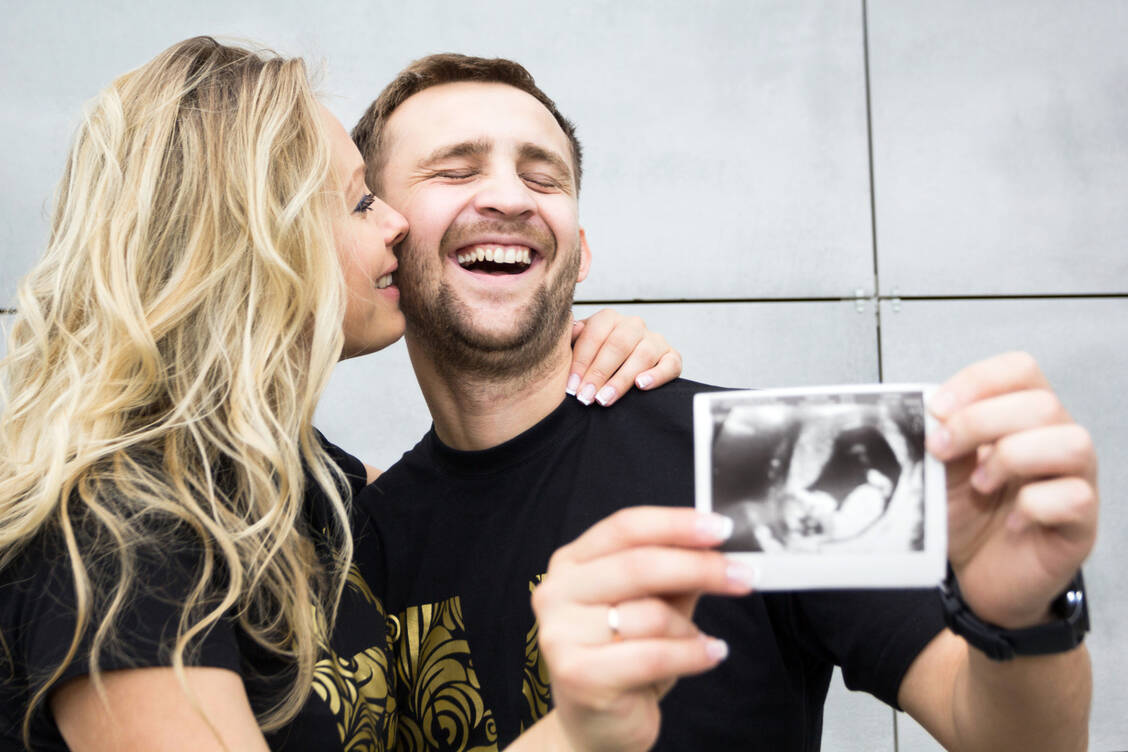 Hurra: schwanger! Frauen und Männer mit chronischen Erkrankungen müssen dies besonders gut planen. / Foto: Adobe Stock/Andrii Zastrozhnov