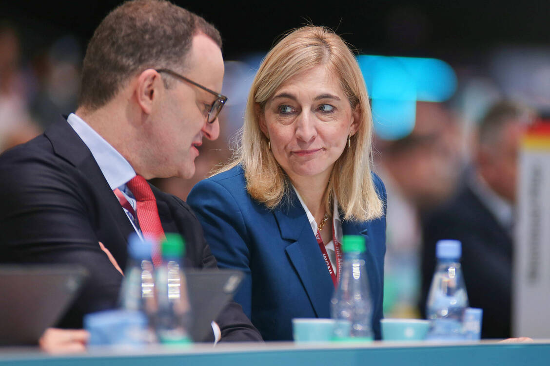 Jens Spahn ist zurückgetreten. Wer an der Fraktionsspitze der Union auf ihn folgt, soll am 29. Juli entschieden werden. Als einzige Frau wird Bundesgesundheitsministerin Nina Warken (CDU) gehandelt. / © Imago/dts Nachrichtenagentur