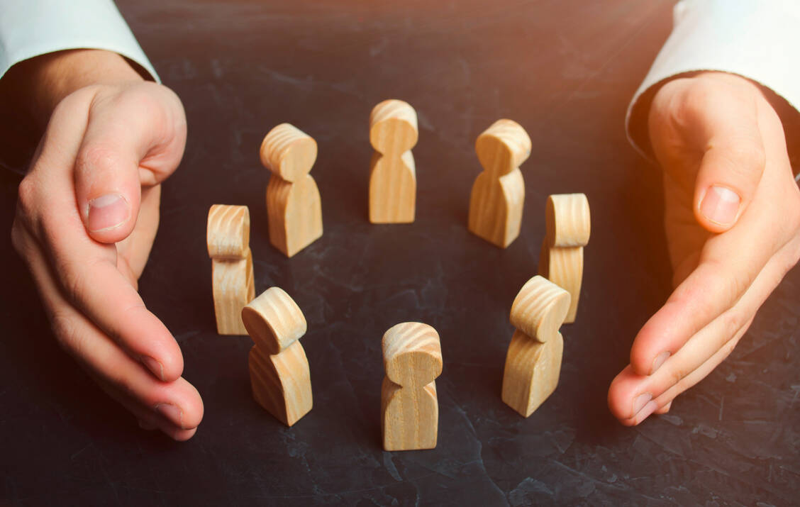 Als Leiter einer Apotheke trägt man Verantwortung für das gesamte Team. / Foto: Shutterstock/Andrii Yalanskyi