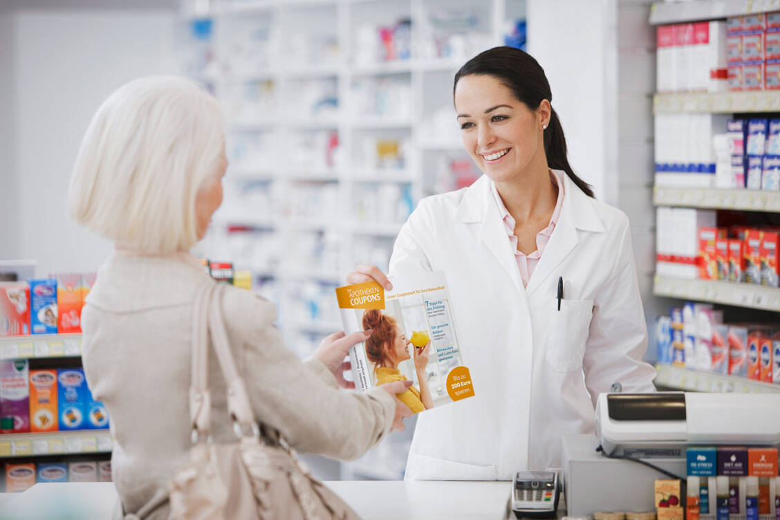 Liegt ab 11. Mai in ausgewählten Apotheken auf dem HV-Tisch: Das neue  Kundenmagazin Apothekencoupons bietet neben zahlreichen Berichten zu Gesundheitsthemen und Rätselangeboten auch viele QR-Rabatt-Coupons. / Foto: Kyte-Tec/Tom Merton