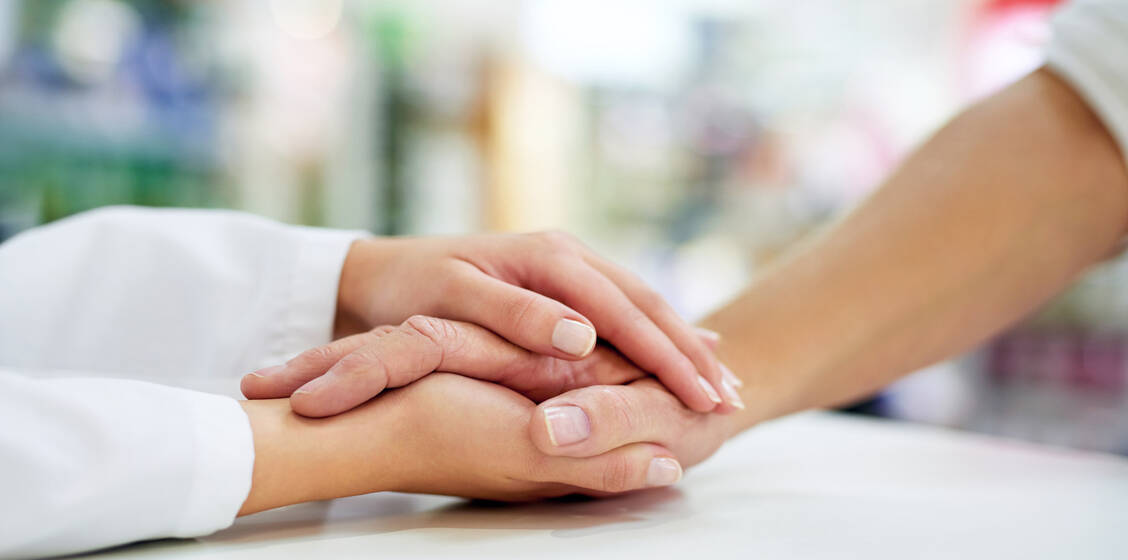 Aufmerksam zuhören, mitfühlen und mentale Erste Hilfe leisten: Damit können Apotheker psychisch erkrankten Menschen helfen. Und natürlich mit pharmazeutischer Begleitung.   / Foto: Getty Images/PeopleImages