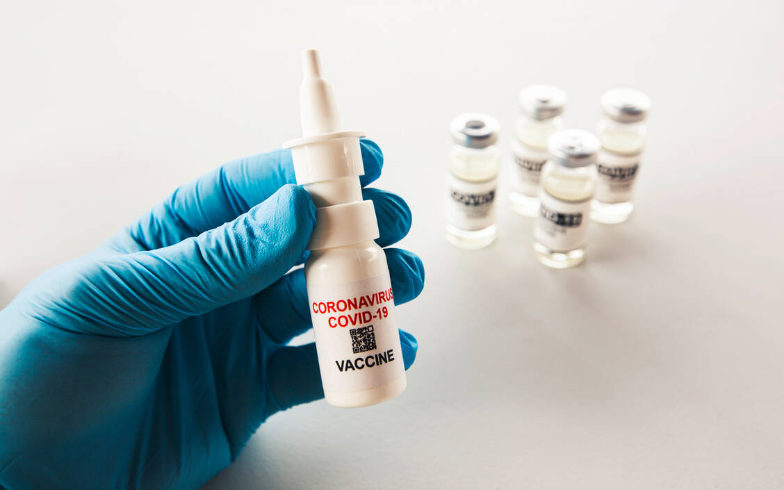 Nasale Impfstoffe könnten die zweite Generation der Coronaimpfstoffe bilden. Vier Kandidaten befinden sich inzwischen in Phase III der klinischen Entwicklung. / Foto: Adobe Stock/SkyLine