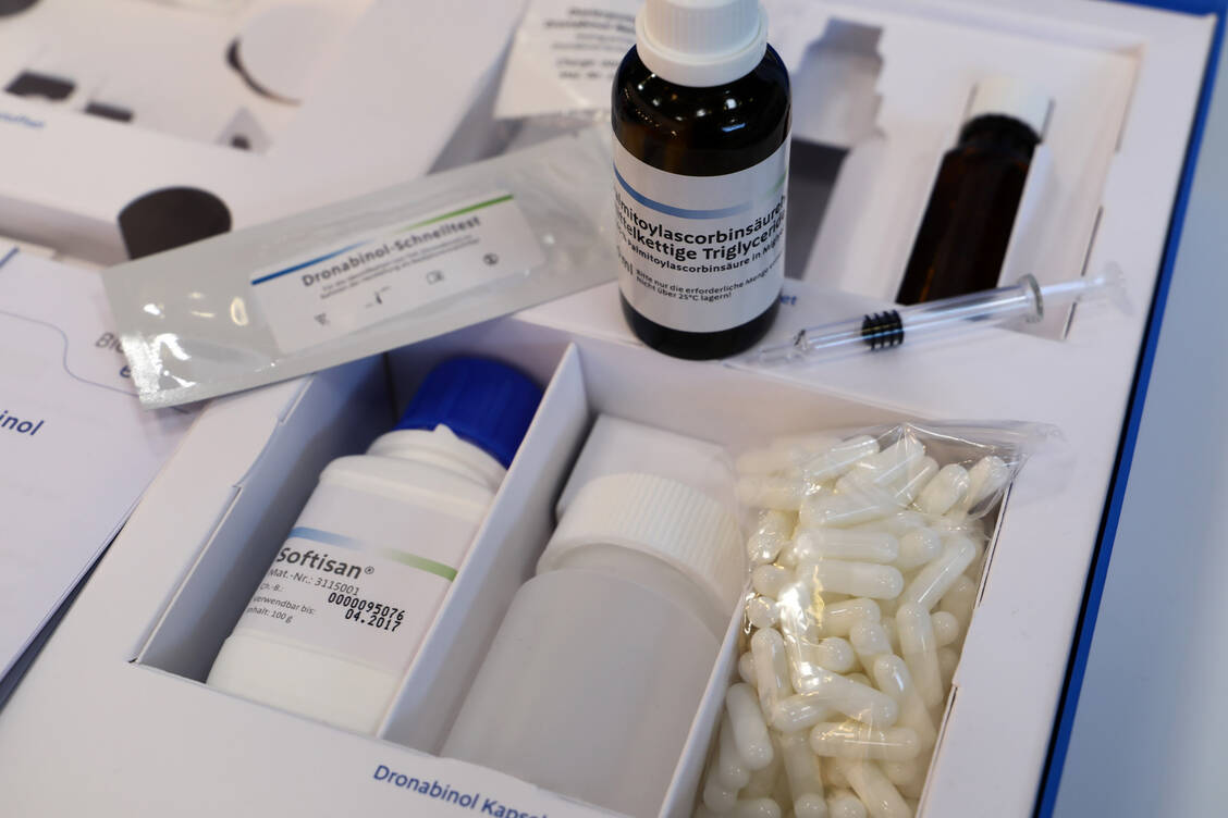 Wer bisher noch wenig oder gar nicht mit der Zubereitung, der Beratung und der Abgabe von Cannabisprodukten Erfahrungen gesammelt hat oder noch zögert, sich bei der Belieferung von Cannabis-Verordnungen mit einzubringen, kann sich bei der Expopharm umfassend darüber informieren. / Foto: PZ/Alois Müller