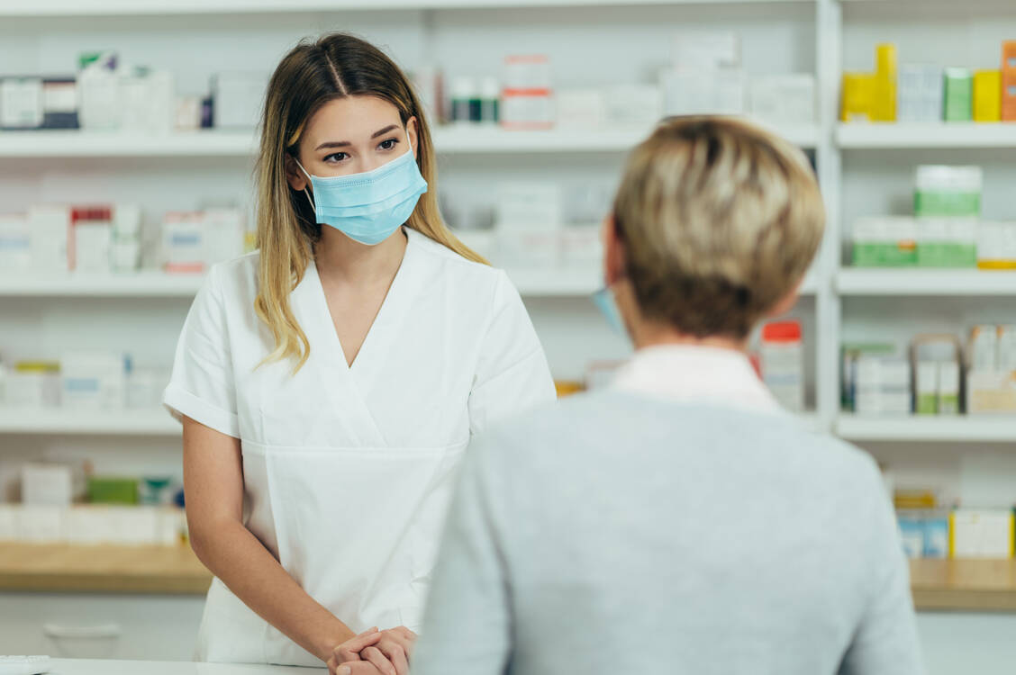 Beraten Sie! Peri- oder postmenopausale Frauen haben häufig ein großes Informationsbedürfnis zu den Behandlungsmöglichkeiten ihrer Beschwerden. / Foto: Adobe Stock/Zamrznuti tonovi