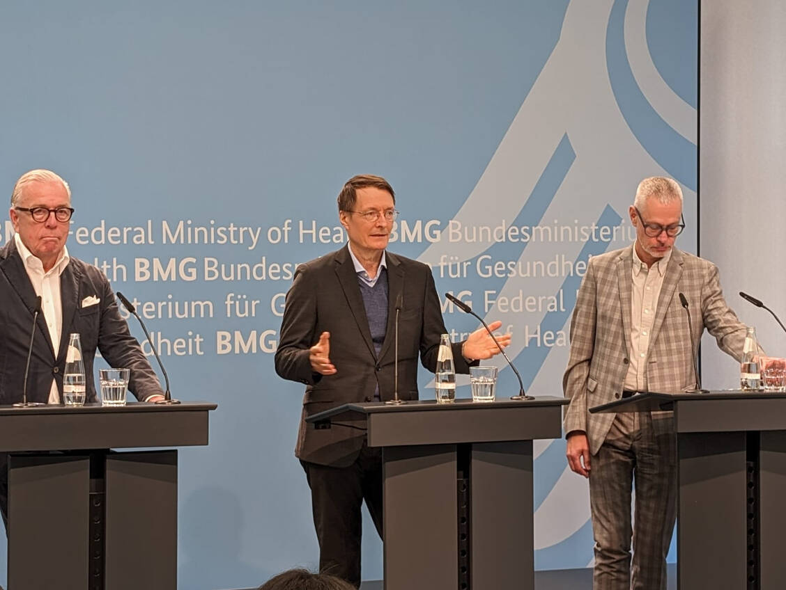 Gesundheitsminister Lauterbach präsentierte seine Pläne gemeinsam mit  dem Präsidenten der Bundesärztekammer Klaus Reinhard (links)  und Claus Bölicke (rechts,) vom Qualitätsausschuss Pflege.  / Foto: Lukas Brockfeld / PZ