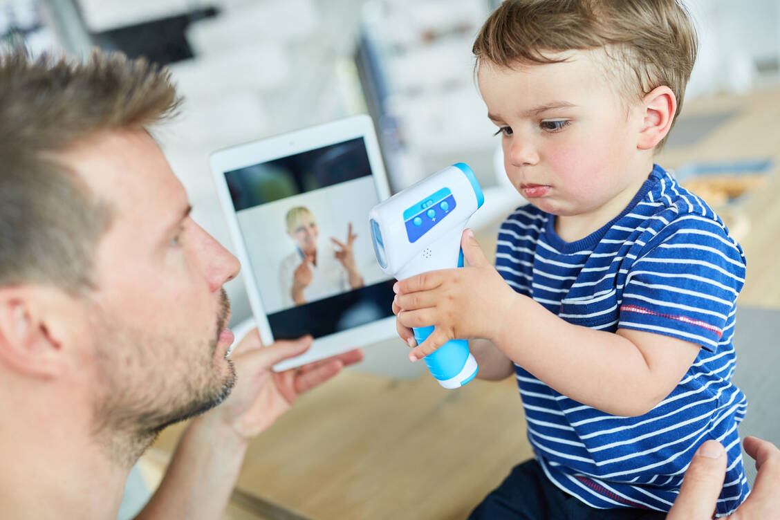 Muss das Kind zum Arzt oder reicht eine Eigenbehandlung? Das lässt sich mitunter im Videotelefonat mit einem Heilberufler klären. / Foto: Adobe Stock/Robert Kneschke
