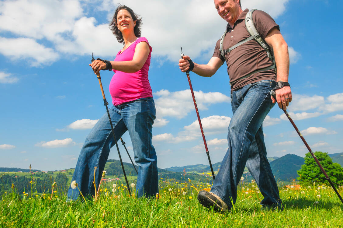 Als günstig hat sich eine Bewegungsdauer von mindestens zwei Stunden pro Woche in Form von zügigem Spazierengehen, Nordic Walking, Aqua-Aerobic oder Radfahren erwiesen. / Foto: Adobe Stock/Alexander Rochau